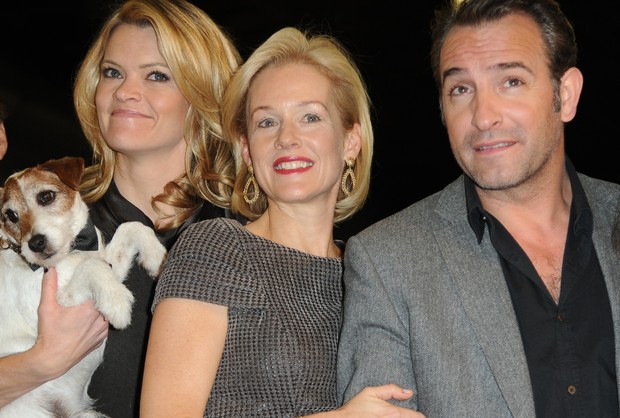 Missi Pyle, Jean Dujardin e Penelope Ann Miller com o cachorro Uggie em evento do filme ‘O Artista’ em Los Angeles, nos Estados Unidos (Foto: AFP/ Agência)