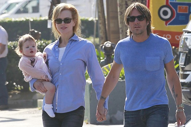 Nicole Kidman passeia com o marido, Keith Urban, e a  filha em Los Angeles (Foto: Honopix)