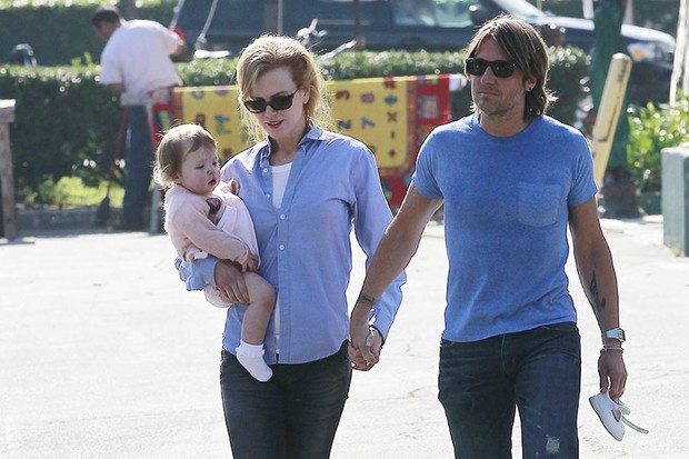 Nicole Kidman passeia com o marido, Keith Urban, e a  filha em Los Angeles (Foto: Honopix)