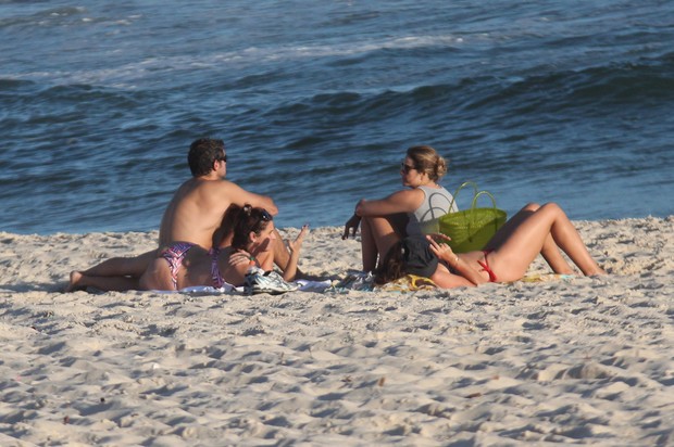 Giovanna Antonelli curte fim de tarde na praia (Foto: Marcos Ferreira / Photo Rio News)