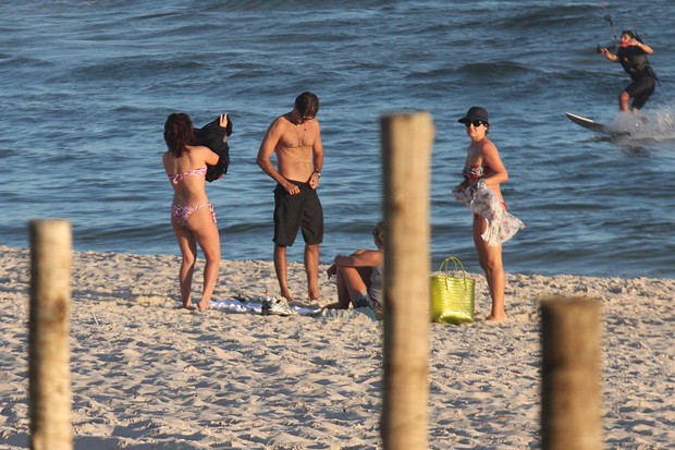 Giovanna Antonelli curte fim de tarde na praia (Foto: Marcos Ferreira / Photo Rio News)