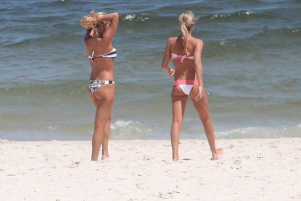As gêmeas Bia e Branca Feres curtem praia no Rio (Foto: Marcos Ferreira / Photo Rio News)