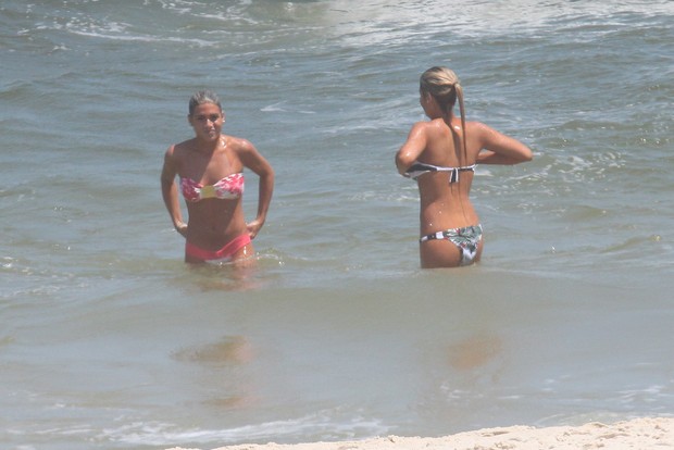 As gêmeas Bia e Branca Feres curtem praia no Rio (Foto: Marcos Ferreira / Photo Rio News)