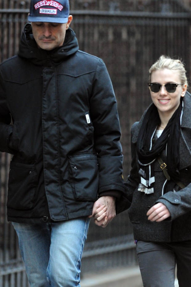 Scarlett Johansson e Nate Naylor, o novo namorado (Foto: Grosby Group/Agência)