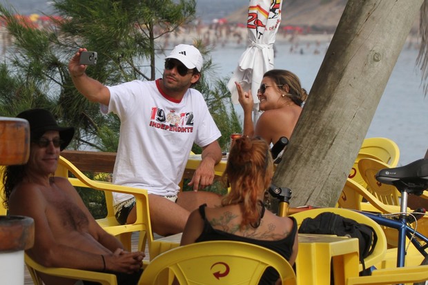 Henri Castelli com amigos na praia da Macumba (Foto: Dilson Silva / AgNews)