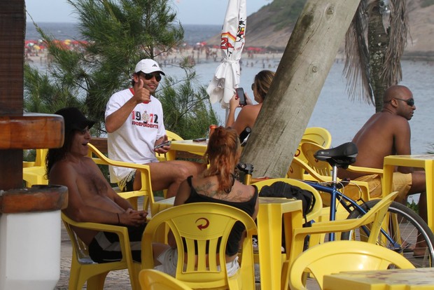 Henri Castelli com amigos na praia da Macumba (Foto: Dilson Silva / AgNews)