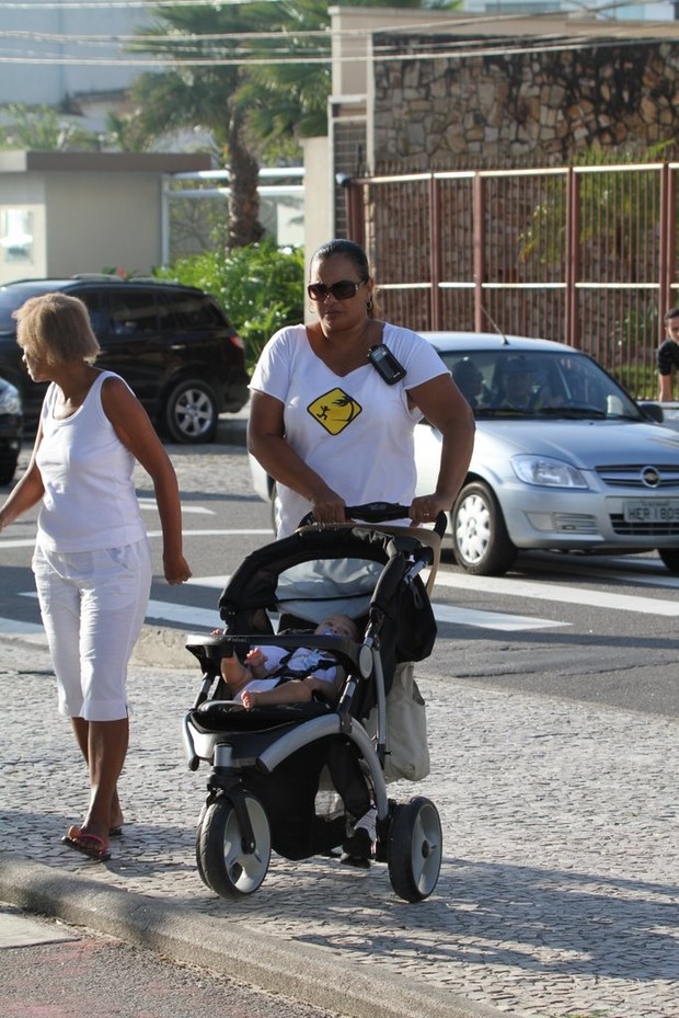 Solange Couto passeia com o filho, Benjamin, na orla da Barra (Foto: Delson Silva / Ag News)