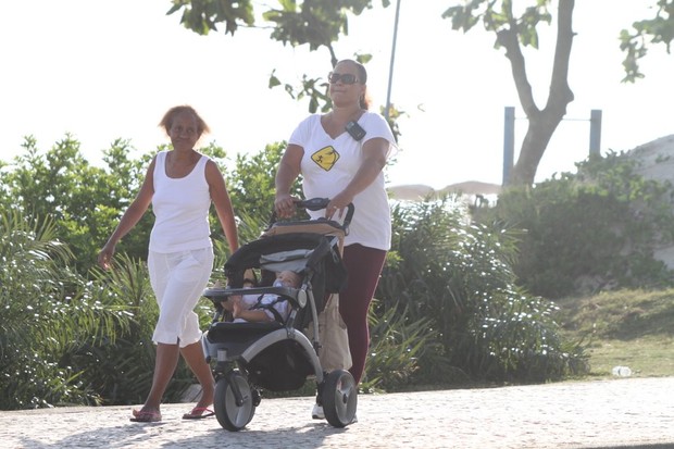 Solange Couto passeia com o filho, Benjamin, na orla da Barra (Foto: Dilson Silva / AgNews)