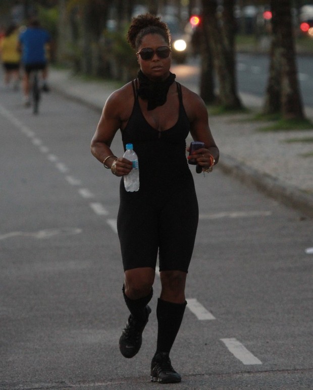 Adriana Bombom corre na orla da Barra (Foto: Jeferson Ribeiro / AgNews)