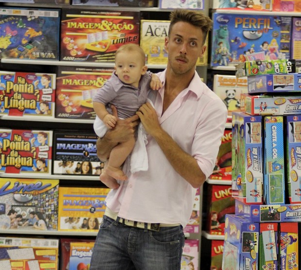 Renan Abreu com o filho Romeo em shopping na Zona Oeste do Rio (Foto: Marcus Pavão/ Ag. News)