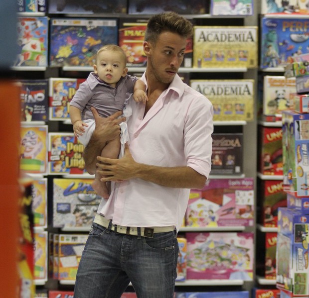 Renan Abreu com o filho Romeo em shopping na Zona Oeste do Rio (Foto: Marcus Pavão/ Ag. News)