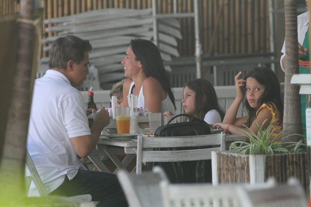Edson Celulari vai com a família a restaurante da Barra (Foto: Jeferson Ribeiro / AgNews)