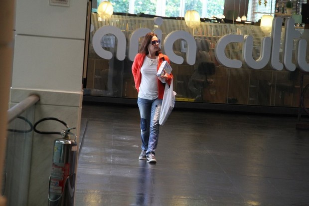 Carolina Ferraz em shopping no Rio (Foto: Daniel Delmiro/ Ag. News)