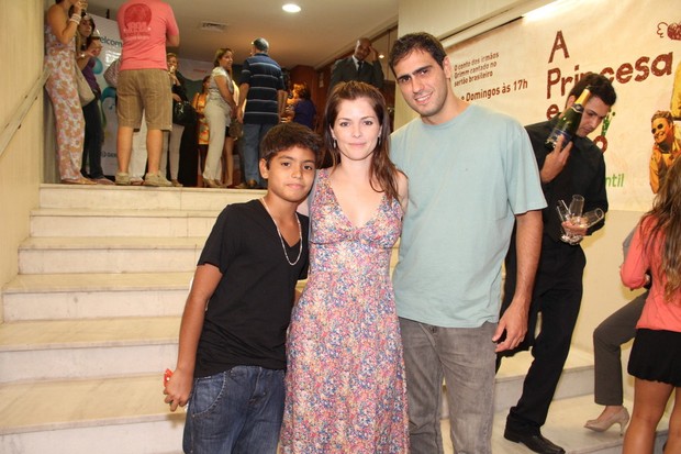 Ana Paula Tabalipa com a família em estreia teatral no Rio (Foto: Thyago Andrade / Photo Rio News)