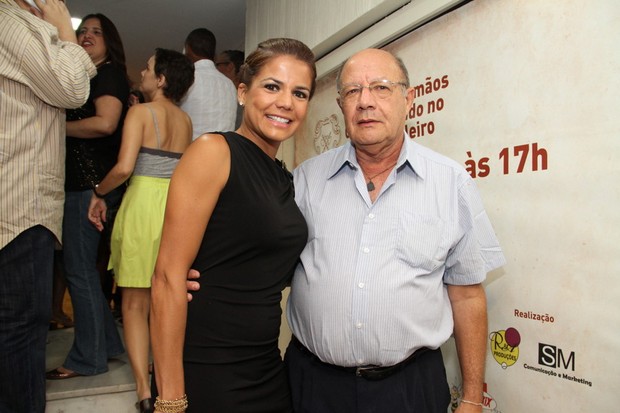 Nívea Stelmann com o pai em estreia teatral no Rio (Foto: Thyago Andrade / Photo Rio News)