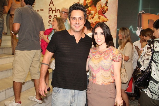 Alexandre Nero com a namorada em estreia teatral no Rio (Foto: Thyago Andrade / Photo Rio News)