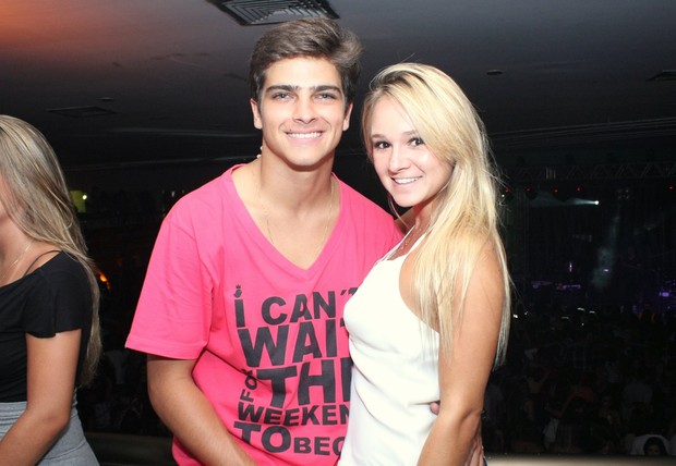 Bernardo Mesquita com a namorada em show do Sorriso Maroto no Rio (Foto: Henrique Oliveira/ Photo Rio News)