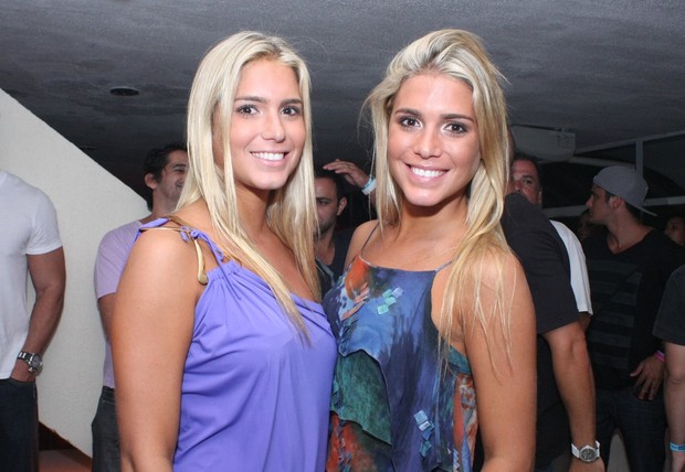 As gêmeas Bia e Branca Feres em show do Sorriso Maroto no Rio (Foto: Henrique Oliveira/ Photo Rio News)