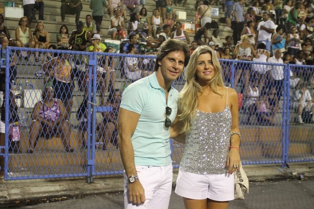 Íris Stefanelli e o namorado no ensaio técnico da Vila Isabel (Foto: Anderson Borde / AgNews)