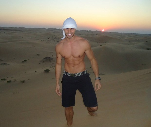 Jonas, do BBB 12, em deserto nos Emirados Árabes (Foto: Reprodução)