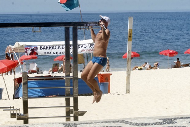 Nalbert malhando na praia do Leblon (Foto: Edson Teófilo/ Photo Rio News)