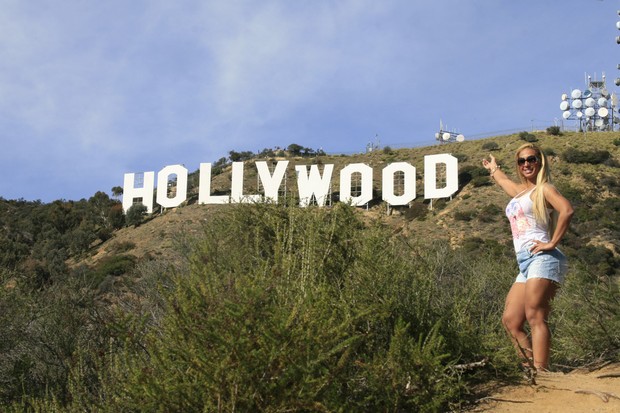Valesca Popozuda posa com o letreiro de Hollywood ao fundo (Foto: Divulgação)