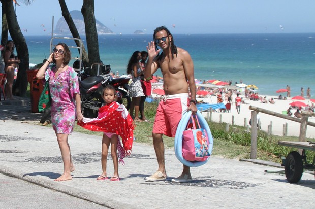 Tania Khalil, Jairzinho e a filha na praia (Foto: Delson Silva / Ag. News)