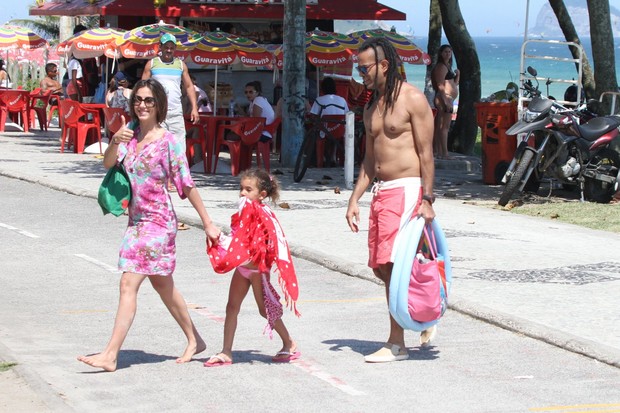 Tania Khalil, Jairzinho e a filha na praia (Foto: Dilson Silva / Ag. News)