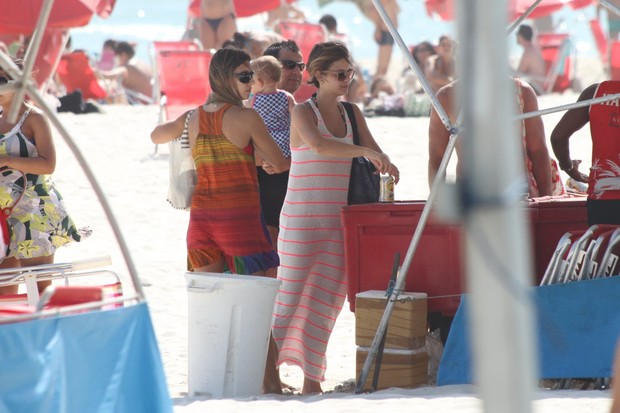 Milena Toscano na praia (Foto: Dilson Silva / Ag News)