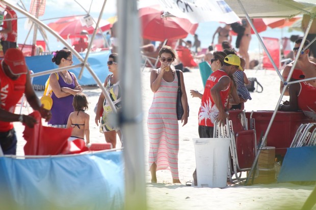 Milena Toscano na praia (Foto: Dilson Silva / Ag News)