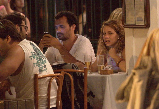 Leandra Leal janta com o namorado, Ale Youssef (Foto: Alice Silva/Ag. News)