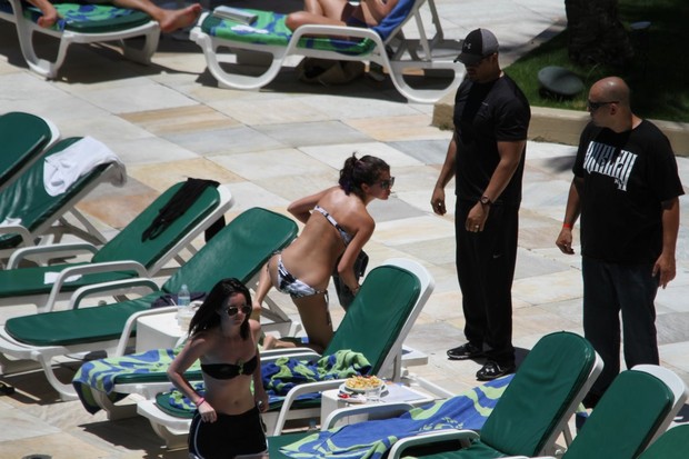 Selena Gomez na piscina do hotel (Foto: Daniel Delmiro e Gabriel Reis / AgNews)