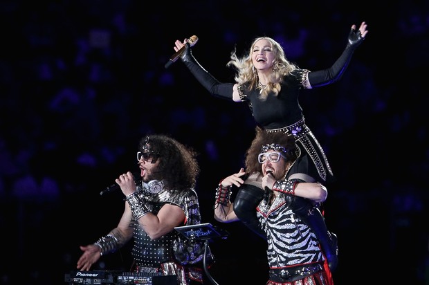 Madonna se apresenta no Super Bowl com o grupo LMFAO (Foto: AFP/ Agência)