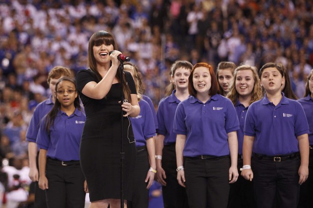 Kelly Clarkson canta o hino nacional norte-americano no Super Bowl (Foto: Reuters/ Agência)