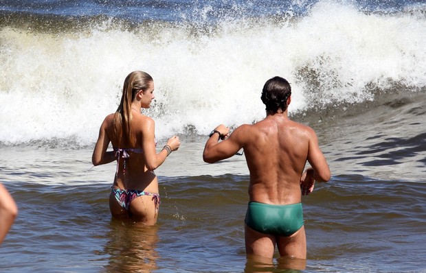 Fiorella e namorado na praia (Foto: Ag News)