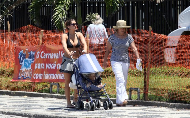Priscila Fantin vai à praia com o filho (Foto: Wallace Barbosa/Ag. News)