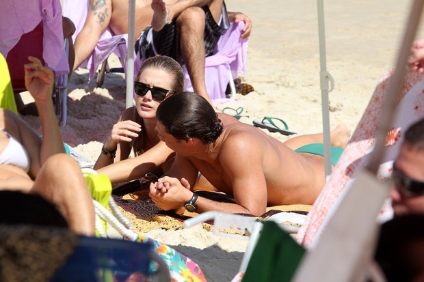 Fiorella Mattheis e Flávio Canto na praia (Foto: Wallace Barbosa / Ag. News)