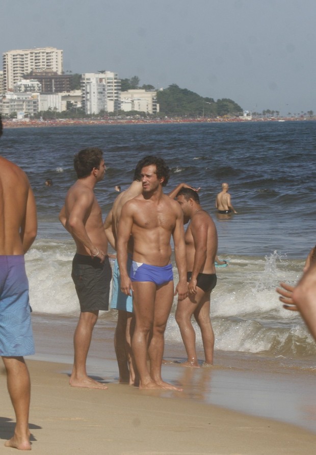Paulo Rocha na praia (Foto: Edson Teófilo / Photo Rio News)