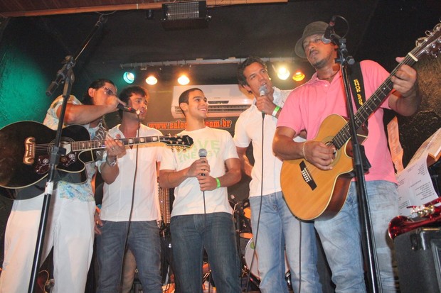 Carlos Machado canta em show (Foto: Ag. News/Fausto Candelária)