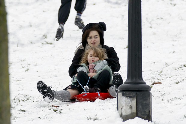 Helena Bonham Carter com os filhos em Primrose Hill, Londres (Foto: Honopix)