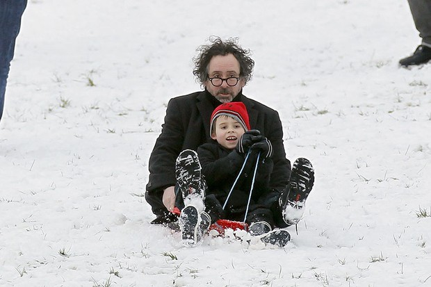 Tim  Burton com os filhos em Primrose Hill, Londres (Foto: Honopix)