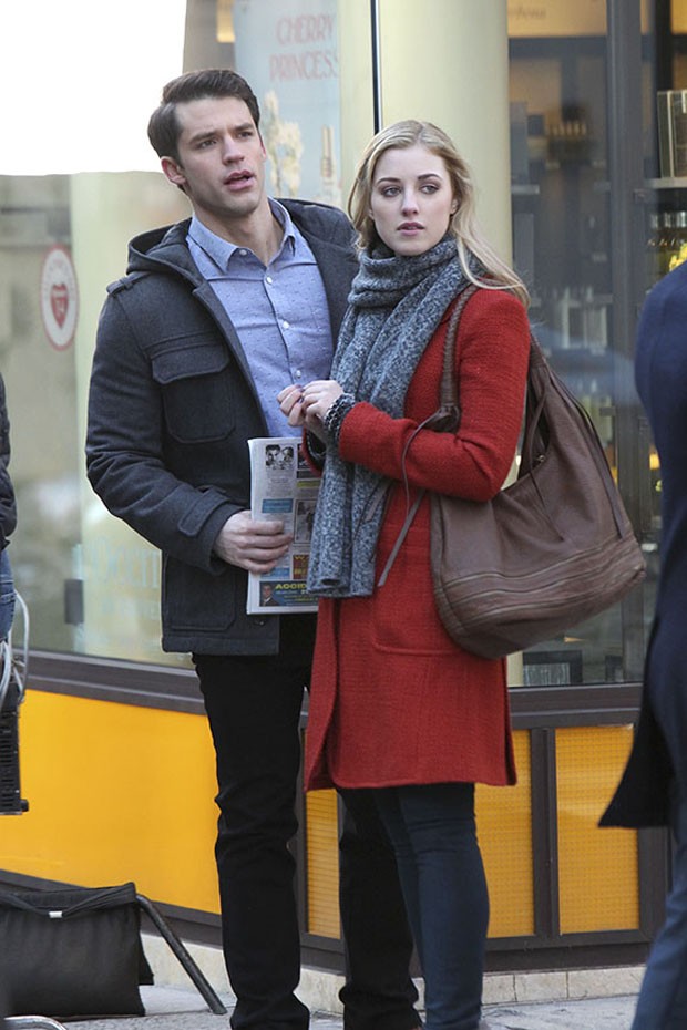 Chase Crawford e Ella Rae filmam cenas de Gossip Girl em Nova York (Foto: Honopix)