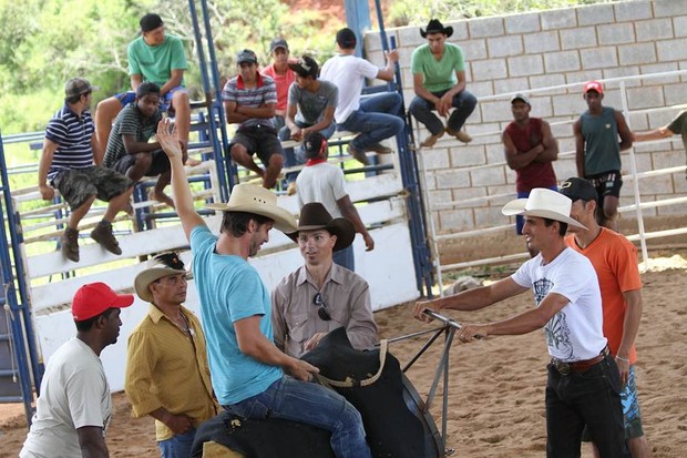 Mário Frias faz curso de montaria em touro (Foto: Divulgação)