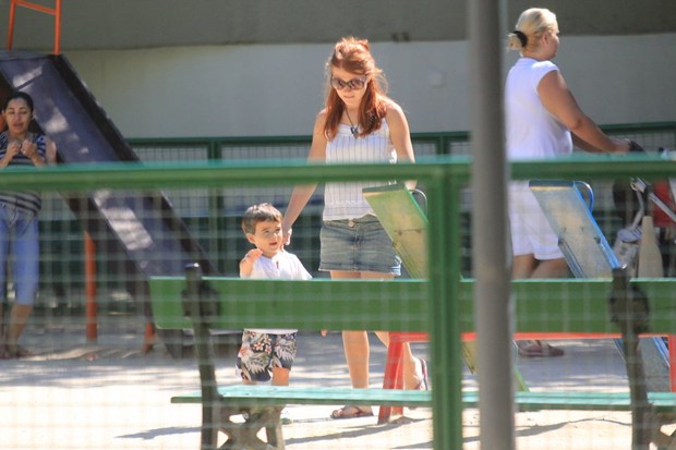 Mariah Rocha passeia com o filho em Ipanema (Foto: Rodrigo dos Anjos / AgNews)