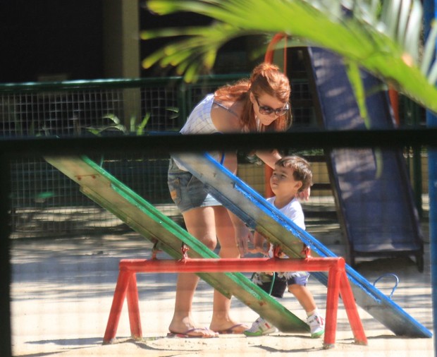 Mariah Rocha passeia com o filho em Ipanema (Foto: Rodrigo dos Anjos / AgNews)