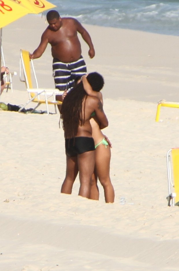 Marcelo Falcão curte praia no Rio com a namorada (Foto: Clayton Militão/Photorio News)