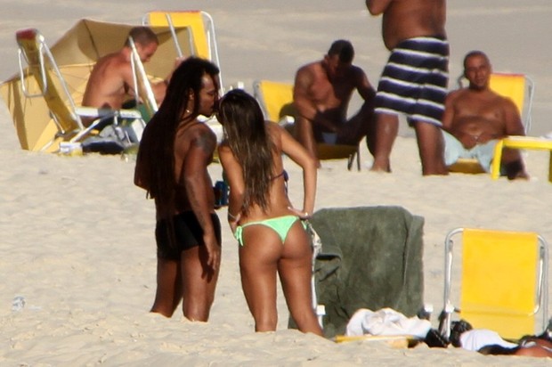 Marcelo Falcão curte praia no Rio com a namorada (Foto: Clayton Militão/Photorio News)