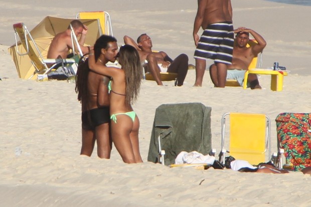 Falcao na praia no Rio (Foto: Clayton Militão/Photorio News)