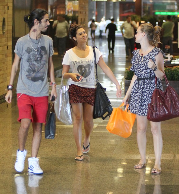 Fernanda Paes Leme e Fernanda Rodrigues fazem compras em shopping no Rio (Foto: Marcus Pavão/AgNews)
