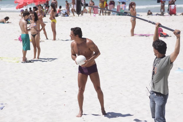 Carlos Machado grava 'Fina Estampa' na praia da Barra (Foto: Carlos Osmar / Photo Rio News)